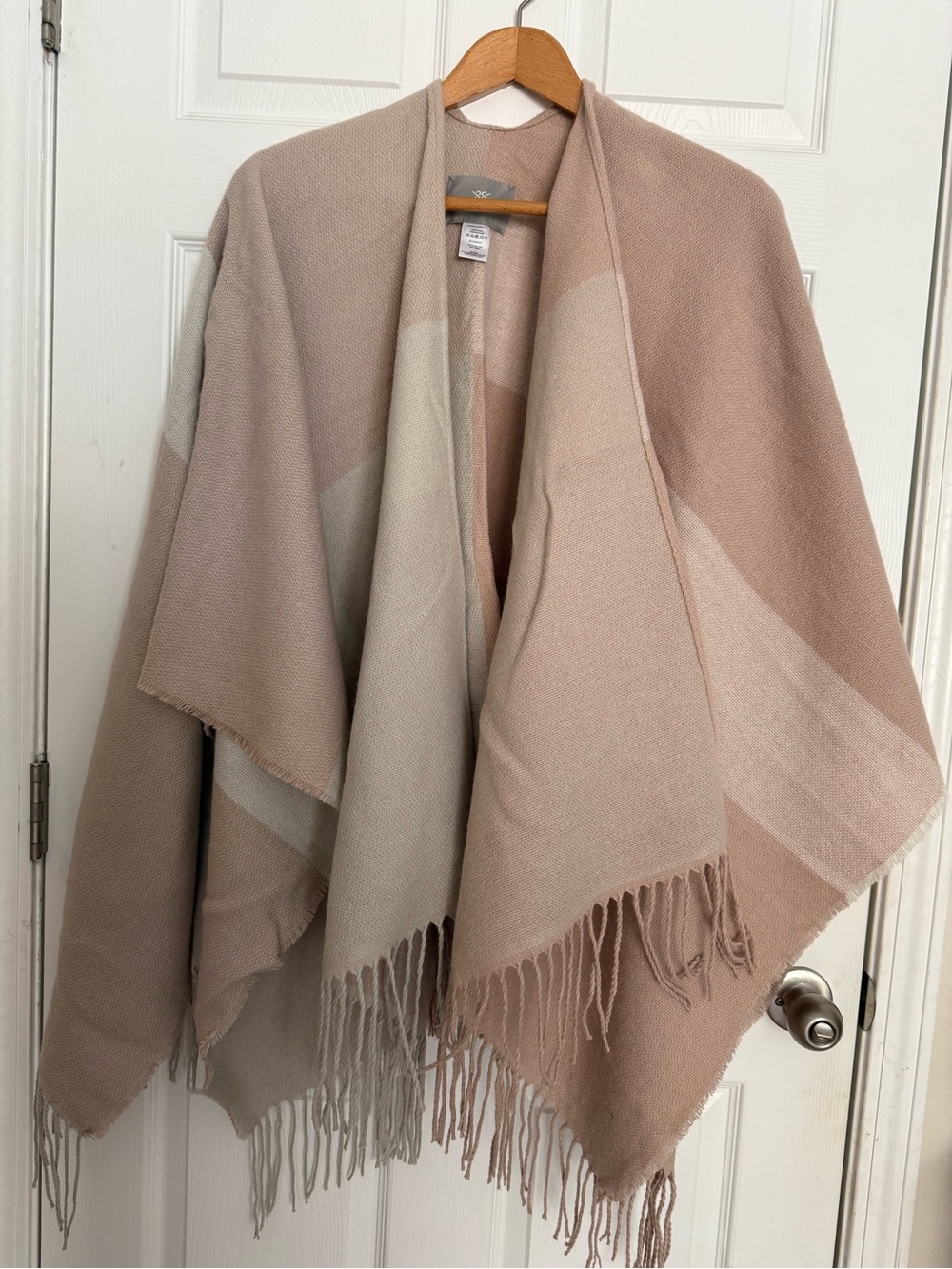 Soia & Kyo Blush Pink and Cream Knit Fringe Wrap Cozy Fall Coastal Grandma